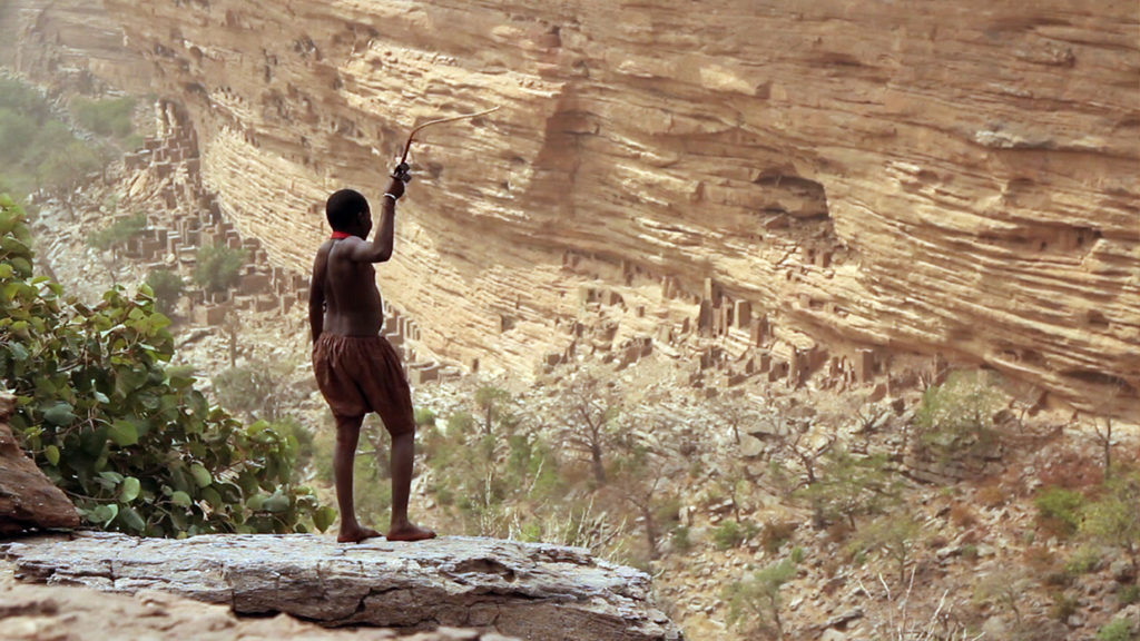 s_cisse_enf_falaise_vue_de_dos_0